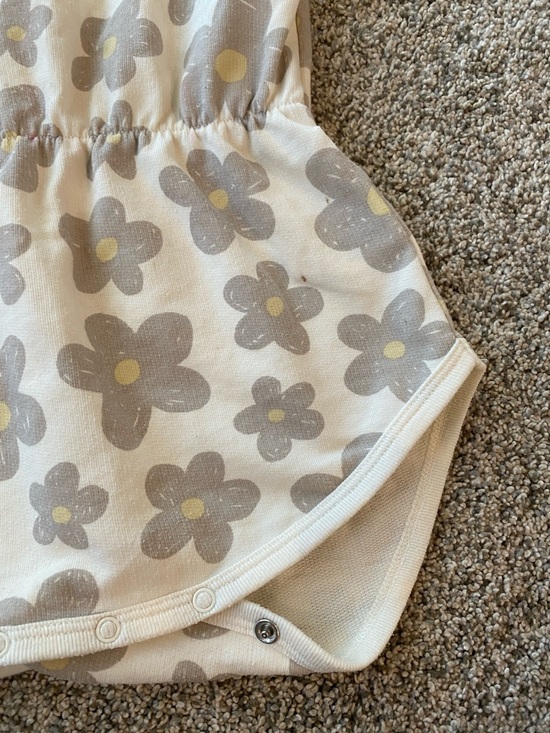 Rylee + Cru 18-24 month Cream Sleeveless Daisy Romper with Gray Flowers - Picture 5 of 7